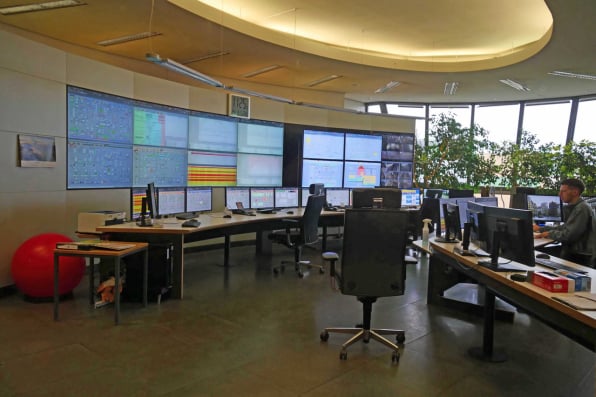 Bild 6: Die Überwachungszentrale ist ständig besetzt, Heizkraftwerk Linden